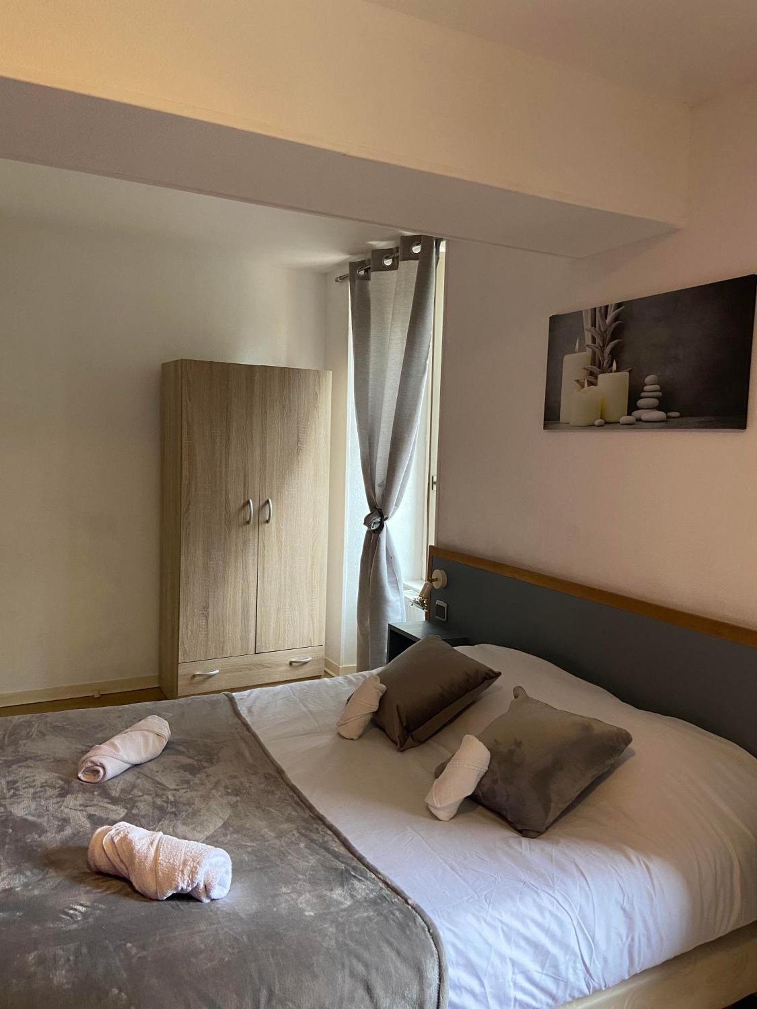 Hotel Du Cerf La Guerche-sur-l'Aubois Rum bild